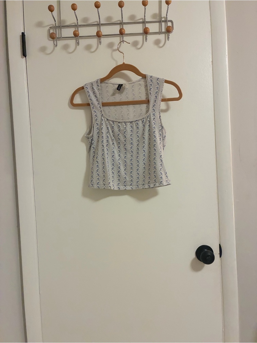 H&M White Cropped Tank Top with Blue Floral Stripe